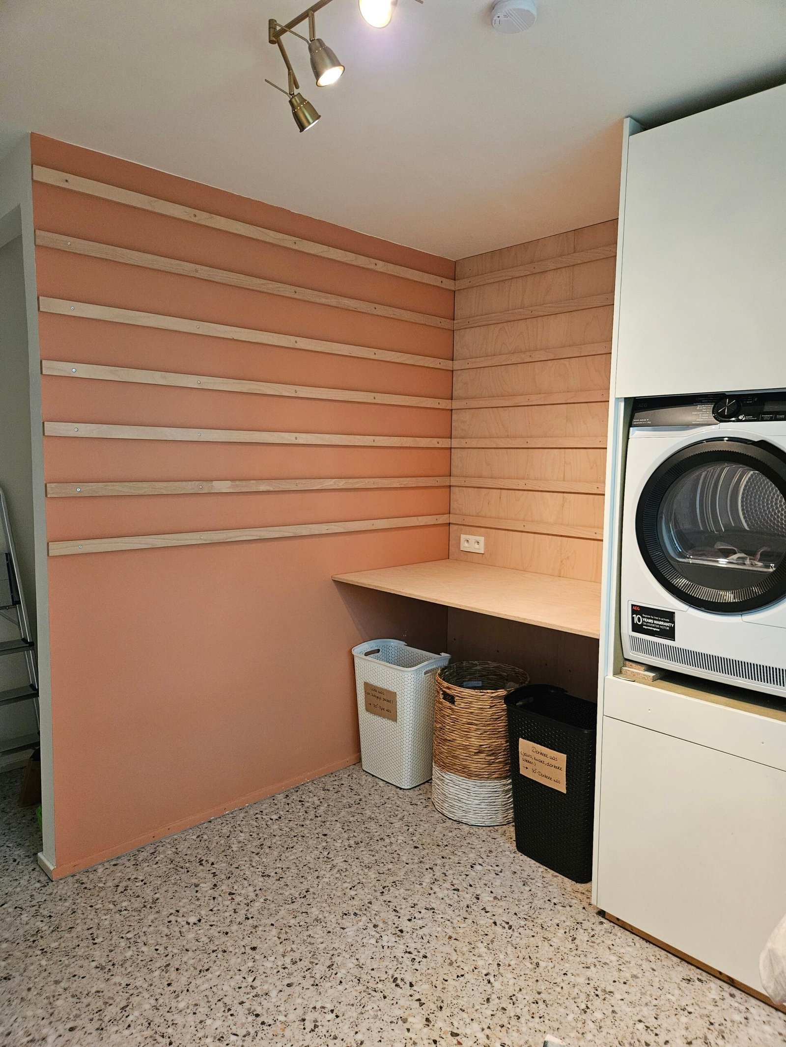Houten WandOrde-wandlatten in beuk-multiplex tegen een muur