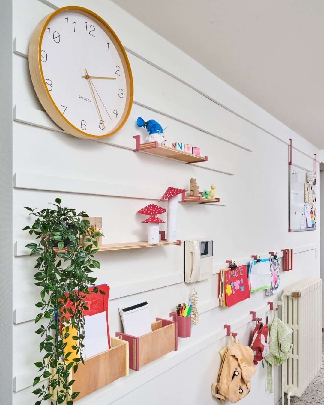 WandOrde wandsysteem met papieren en tekeningen